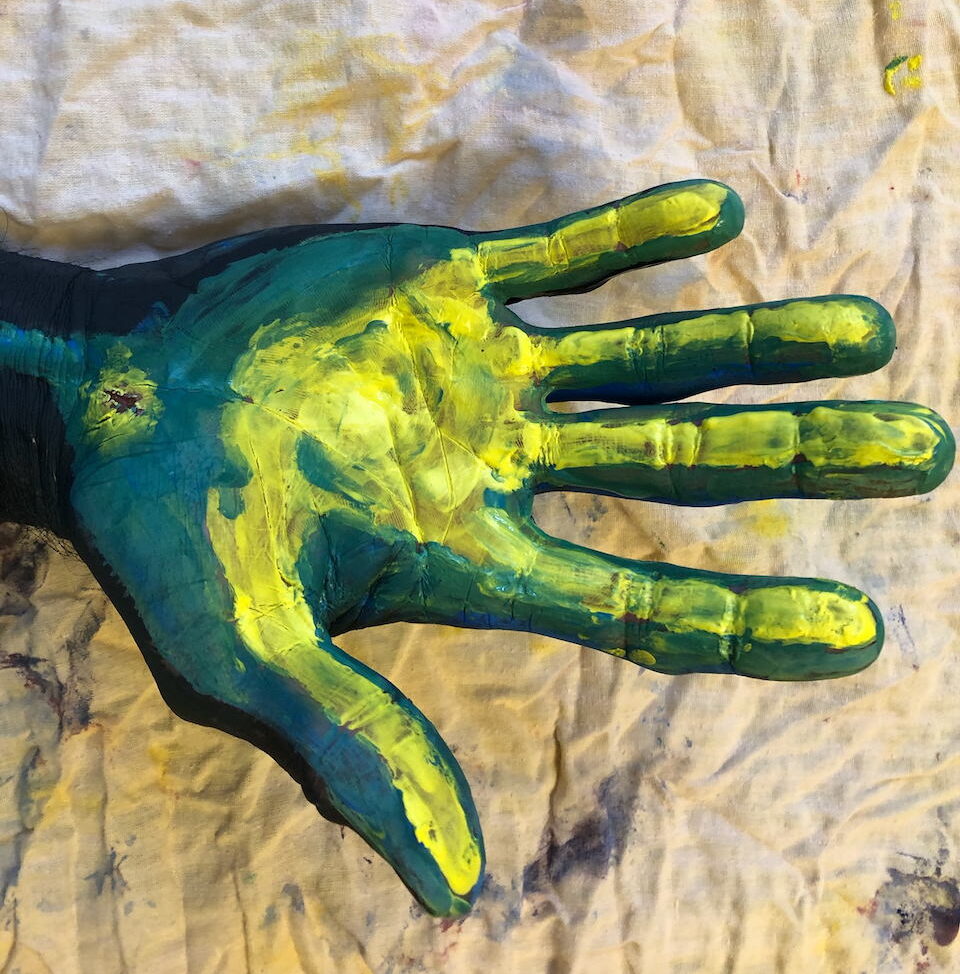 grün bemalte Hand beim Kreativcoaching